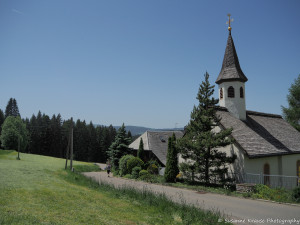 Das Foto zeigt die Kapelle und das Gasthaus Heiligenbrunnen