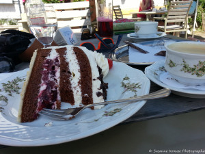 Das Foto zeigt einen Kuchenteller mit einem Stück Schwarzwälder Kirschtorte