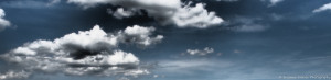 Das Foto zeigt den Himmel mit Wolken. Das Foto hat eine dramatischen Effekt