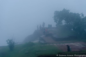 Foto vom Plateau des im Dunst liegenden Sigiriya