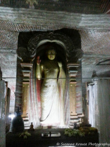 Das Foto zeigt Buddha Statuen im Höhlentempel in Dambulla