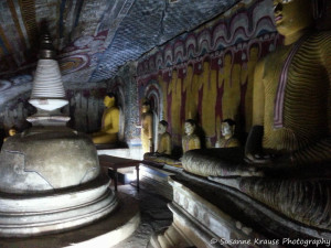 Das Foto zeigt Buddha Statuen im Höhlentempel in Dambulla