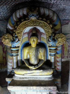 Das Foto zeigt Buddha Statuen im Höhlentempel in Dambulla