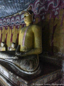Das Foto zeigt Buddha Statuen im Höhlentempel in Dambulla