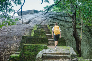 Das Foto zeigt die Treppe und ein Teil vom Pidiurangala Felsen
