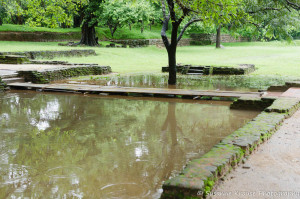 Das Foto zeigt ein Teil des Wassergartens in Sigiriya. 